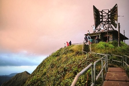 Khám phá “nấc thang lên thiên đường” ở Hawaii